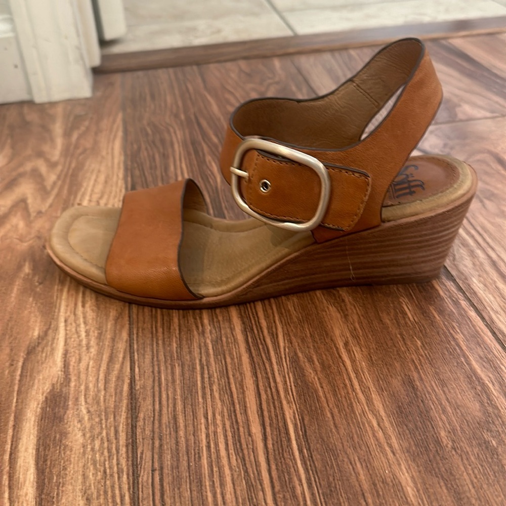 So comfortable . Maybe worn once .. to big for me